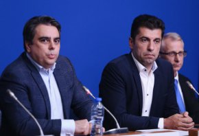 
София, която дава 41% от парите в хазната, не просто няма да получи задължителните компенсации за нарасналите в пъти цени на тока и газа, но правителството в нагли писма от Министерския съвет на Лена Бориславова и от финансовото министерство на началничката на кабинета на Асен Василев нагло заявяват, че Общината трябва да вдигне цените на билетите за градския транспорт и другите услуги – здравни, социални, учебни и да направи масови съкращения на персонал в тези сфери