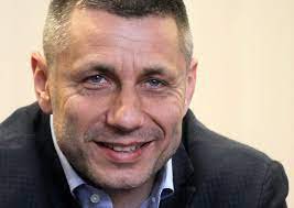 
Развитието на българския волейбол е в застой и спорадичните успехи на детско-юношеско ниво не са резултат от целенасочена работа на федерацията (БФВ). Така смята най-титулуваният български треньор и бивш селекционер на националния отбор Радостин Стойчев.


