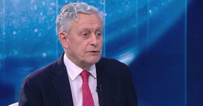 "Националните интереси на България изискват на срещата на върха да бъде изразена категорична солидарност с Украйна, включително с предоставяне на нужните ѝ въоръжения и боеприпаси, за ускорено превъоръжаване на българските въоръжени сили, както и за разширено предно разполагане на сили на НАТО в България, с което да се гарантира сигурността на страната в тази критична ситуация", посочват бившите министри.