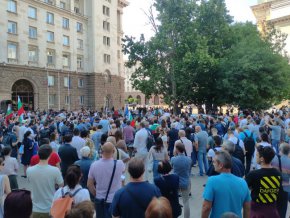 Протестът продължава без напрежение, но движението на автомобили около парламента е блокирано