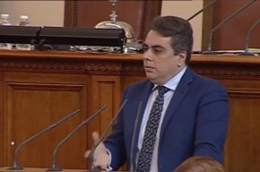 

Това, което чувам от вас, не е предложение как по-добре да се управлява кризата, нито как хората ударени от инфлацията да бъдат защитени. Чувам популистки доводи и икономическа философия, която - ако трябва да обобщя с едно изречение - е: "Да го духат бедните!" Това заяви вицепремирът и министър на финансите Асен Василев 