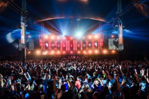 Music On е бранд, създаден в Неапол от Marco Carola, предлагайки авангардно клубно звучене, както и събития по целия свят, които трудно могат да бъдат сравнени с други