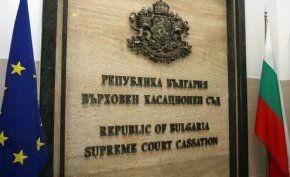 Върховните съдии коментират и възраженията на главния прокурор за прехвърлянето на делата на спецсъда и прокуратурата на други съдебни органи. Тук ВКС не намира противоречие с Конституцията.
