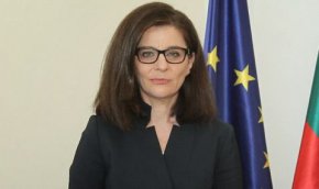 Същевременно от "Продължаваме промяната" благодариха на външния министър Теодора Генчовска, че е реагирала бързо и е премахнала гриф "За ползване", поставен от нея върху преговорните документи между България и Северна Македония,  което не позволявало на депутатите от външната комисия на парламента да ги коментират пред широката публика