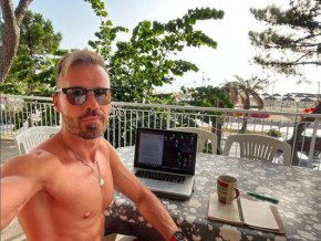 Башар Рахал, Райна Караянева, Диляна Попова, Орлин Павлов и Николай Мутафчиев също ще са във Вечния град. Освен това Илиев загатна и за нов сценарий и филм, който подготвя, но все още е в работен план.