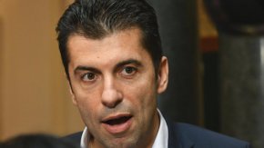 
Припомняме, че Петков настоява темата първо да мине през парламентарната Комисия по външна политика, след това през НС и накрая през МС. Това обаче нарушава конституционалния механизъм, тъй като основният закон предвижда точно обратния ред и експертите многократно го обясниха