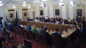 
Комисията отхвърли предложенията на ГЕРБ и ДПС, минути след като депутатите не успяха да постигнат единодушие за изготвяне на общ текст въпреки предложенията на вносителите, довели до 30 минути почивка.



