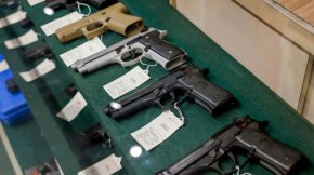

Приетият през 1911 г. закон изисква от нюйоркчаните да докажат, че имат "основателна причина" да носят скрито огнестрелно оръжие извън собствения си имот