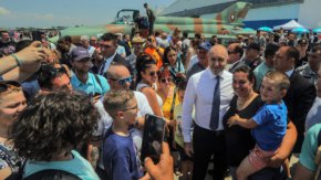 "Отдавна настоявам македонските българи да бъдат вписани в конституцията. Факт е, че това бе прието от френското председателство, но е парадоксално, че беше по-лесно да бъде убеден френския президент и европейските лидери, отколкото българския министър-председател, чийто кабинет не пое дори отговорност за действията си и не остави достатъчно време, така че институциите и обществото да се запознаят с казуса", заяви още държавният глава. 

