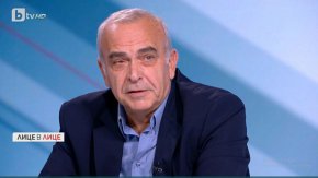 Понеже депутати тази седмица се изказваха срещу президента Румен Радев, искам да подчертая – по отношение на Румен Радев, другарко Нинова, Румен Радев е Вашето отроче, Кирил Петков е отрочето на Румен Радев, значи Вие сте баба на Кирил Петков. В този смисъл, поемете ръководството на внучето си и го вкарайте в пътя, заяви Паскалев