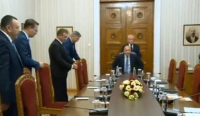 „Неуважение към Конституцията и институциите в страната и отказ от диалог", заяви Карадайъ. 