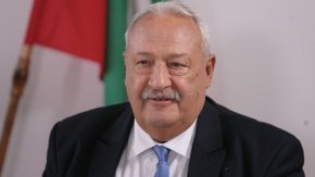 Точно те, с всичките им претенции, сриват авторитета на демократичните институции