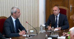 „Според нас основният и най-бърз начин за преодоляването на кризата, предизвикана от действията и бездействията на сегашния кабинет, са предсрочните избори. Колкото по-скоро, толкова по-добре”.