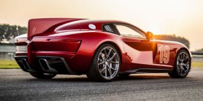 Предната част е доминирана от трапецовидна радиаторна решетка, наподобяваща Alfa-Romeo, към която се присъединяват тънки фарове с форма на сълза и ленти за дневни светлини от двете страни.

 