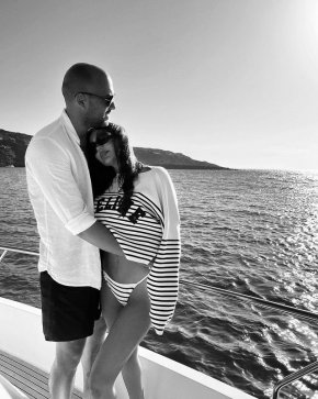 Бившият на Лозанова - Валери Божинов също честити празника на Михайлов като му пожела всичко най-хубаво. НиЛо пусна в мрежата ефектен черно-бял кадър, прегърнати заедно с Ники и релаксирайки на яхта в средата на морето.