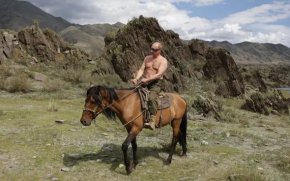 Руският президент реагира на забележките на Джонсън по време на срещата на върха на Г-7 по-рано тази седмица, когато министър-председателят на Обединеното кралство предложи лидерите да се съблекат, за да "покажат, че сме по-строги от Путин".
