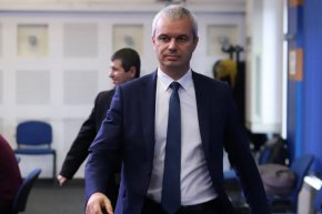 "С оглед на това ще настояваме и българската страна в лицето на министър-председателя и министърката на външните работи да не подписва протокола, защото все още имаме възможност и ние в 12-тия час да не довършим това национално предателство, докато не се изяснят абсолютно всички обстоятелства около ревизирания еднолично от Макрон документ", заяви лидерът на "Възраждане" Костадин Костадинов.