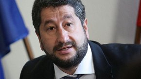 

Съпредседателят на “Демократична България” Христо Иванов заяви, че номинацията на Асен Василев за министър-председател не е била предварително консултирана и тепърва колективните органи в трите партии ще се произнесат по нея.