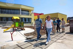 
"Новата детска градина за 8 групи в кв. „Манастирски ливади – изток“ ще бъде изцяло завършена през август. До тогава ще бъде готова и ул. „Флора“, която изграждаме едновременно със строежа. 