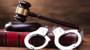 В жилището им са открити и още два пистолета, за които експертиза ще установи дали не са преправени от газови в бойни. Решението на съда не е окончателно.