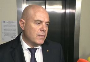 Гешев се оплака, че от две години докладите на главния прокурор и на председателите на Върховния касационен съд и на Върховния административен съд отлежават в Народното събрание и депутатите отказват да ги изслушат.