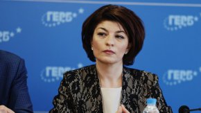 „Днес станахме свидетели на поредната порция нагло и арогантно поведение на това некадърно правителство. Смехотворно звучат твърденията на управляващите, че заседанието днес трябва да бъде закрито, защото имало секретни документи”, коментира Теменужка Петкова.