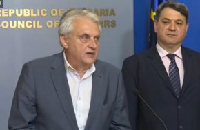 "Ще излседваме в детайли шофьорската история на този човек. Отделно събираме материали и по друго досъдебно производство срещу него", каза още Рашков.

 