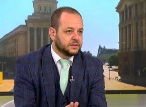
По думите му съществува хипотеза след избори „Продължаваме Промяната”, Демократична България” и БСП да съставят мнозинство.