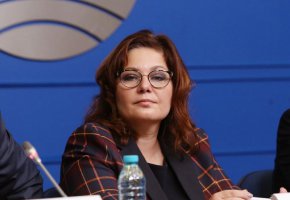 В писмото здравният министър нарежда на директорите на РЗИ в спешен порядък да информират всички лечебни заведения и центрове за спешна медицинска помощ в съответната област, че болниците са длъжни да поддържат готовност за прием и лечение на пациенти с основна или придружаваща коронавирусна инфекция