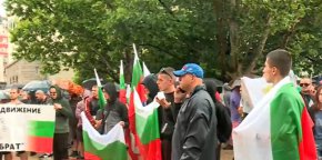 "Това е една малка победа, защото на българския народ му писна от всички тези предателства. Българският народ в момента плаща висока цена. Виждате в момента е близо два лева хляба. Горивата бяха два лева, сега са четири лева".