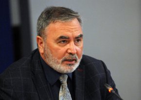 "Маските в градския транспорт и обществените места са силно препоръчителни за най-засегнатите области. Впоследствие вероятно тези мерки ще станат задължителни", посочи той.  