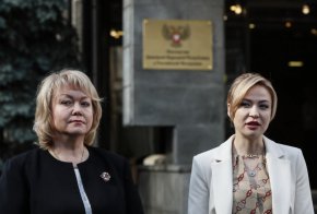Посланикът на самопровъзгласилата се Донецка народна република (ДНР) в Русия Олга Макеева, вляво, и министърът на външните работи Наталия Никонорова, вдясно, пред посолството на ДНР в Москва на 12 юли. (Юрий Кочетков/EPA-EFE/Shutterstock)