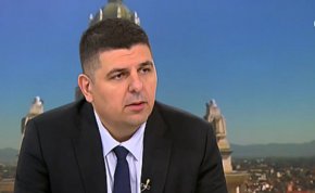 
Ако мандатът сега отиде при "Демократична България" или БСП, от ДБ няма да разговарят с ГЕРБ, но са готови да съставят нова четворна коалиция при възстановяване на диалога с ИТН. 
