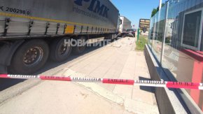 По думите на шофьора спирачките му отказали и бил принуден да предприеме опасната маневра, за да избегне сблъсък със спрелия тир.