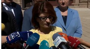 На въпрос кои фамилии визира, Атанасова каза, че семейството на министъра на иновациите в оставка Даниел Лорер – „съпруг и съпруга”, управляват едновременно подопечното му ведомство, Министерството на финансите и Здравната каса.