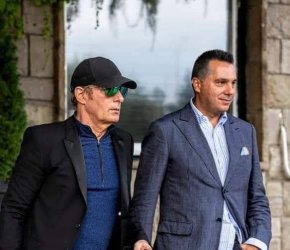 Той бе отснет от папараци на ВИП-а на софийското летище