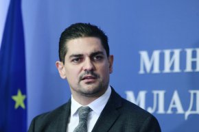 За анонсираното от него гражданско движение коментира, че ще обяви следващите си стъпки, когато вече не е част от правителството.