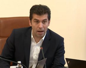 „България най-накрая ще има спешна медицинска помощ, която ще може да помага в 60-те минути след инцидента или т.нар. „златен час”. Това е една огромна победа за българското правителство и българските граждани”, коментира Петков.