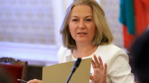 
Така че – да, може този законопроект при следващ парламент да не бъде възприет изцяло в този вид в частта относно разследване на главния прокурор в същността си той ще бъде такъв", каза министър Йорданова.