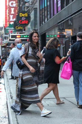 
Актрисата излезе за участие в предаването Good Morning America, облечена в плетена миди рокля на бели, сиви, кафяви и черни райета с подходящ шал на Chloé