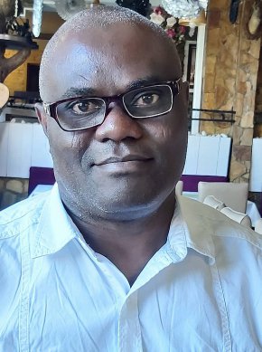 
Нигерия, страната на измамите, ни прати "принц", а е република, но най-сериозно той бе приет от шефа на Булгаргаз, на когото го  доведе пенсионираният ни волейболист Салпаров, който го препоръчва за наш доставчик, вместо Газпром