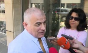 
"Шансовете за съставяне на правителство са почти нулеви. Едно от нещата, които са в подкрепа на полезността на оставането на правителството е, че има десетки нерешени проблеми, които трябва много спешно да се решават, а другото е несигурната позиция на сегашното в оставка и на бъдещото правителство, съставено в рамките на това мнозинство, така че плюсовете и минусите са много и трябва да се прецени много внимателно и отговорно".
