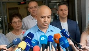 „В петък и двата варианта ще бъдат предложени, решени. Ще предложим два варианта на Националния съвет, каквото реши той, това ще бъде представено”, подчерта още Свиленски. 
