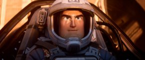 “Lightyear“ проследява легендарния космически рейнджър в междугалактическо приключение заедно с амбициозни новобранци Изи, Мо и Дарби и неговия робот спътник Сокс.