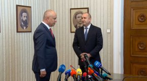  Дотук се стигна след разрив в преговорния процес, който се състоя между БСП, „Продължаваме промяната“, „Демократична България“ и „Има такъв народ“.