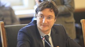 Настоящият състав на ВСС показва, че докато толкова подкрепя главния прокурор, процедурата по отстраняването му не може да стигне докрай, въпреки че предишни двама правосъдни министри – Янаки Стоилов и Надежда Йорданова са показали, че такъв механизъм има, коментира Крум Зарков в предаването "Преди всички".