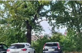  Мълнията поразила момичето, което се било опряло на дърво на паркинга, но от ударната вълна са пострадали и двамата мъже, като техните травми са по-леки.