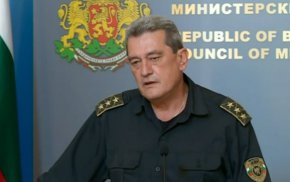 Комисар Николов обясни, че водата в реката не е изчезнала напълно, но дебитът й е много нисък. Той припомни, че това не се случва за първи път. 