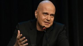 Най-новият политически номад в българската политика Радостин Василев например е спряган за водач на листата на “Продължаваме промяната” в Габрово.Това написа лидерът на "Има такъв народ" Слави Трифонов в свой пост във Facebook. 