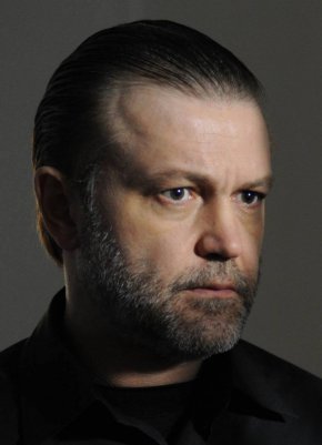 Секссимволът от 80-те и 90-те години Георги Стайков, когото последно гледахме като олигарх в обиколилата над 100 страни бг поредица Под прикритие, е прикован на инвалидна количка. Сензационната новина е поднасена от самия актьор.